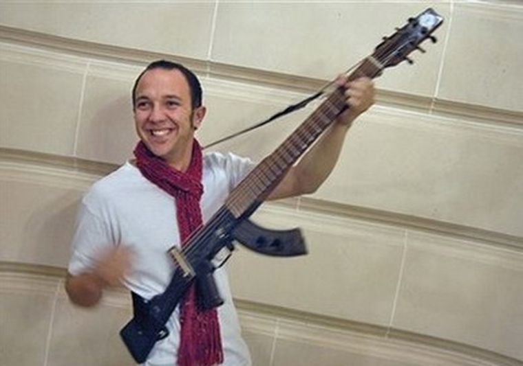 César López y su escopetarra. Foto: Web