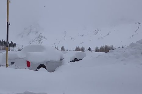 La nieve acumulada en Las Leñas cubrió los vehículos del estacionamiento.&nbsp;