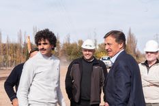 El Gobernador y el Secretario de Servicios Públicos recorrieron la obra con personal de CEOSA, la empresa adjudicataria a la que le adelantaron fondos. Foto: Prensa Gobierno de Mendoza