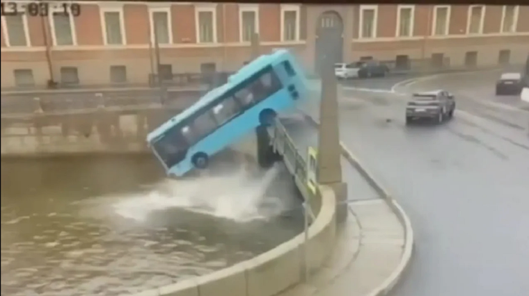 El momento exacto en el que el ómnibus cae al río Foto: Captura de video