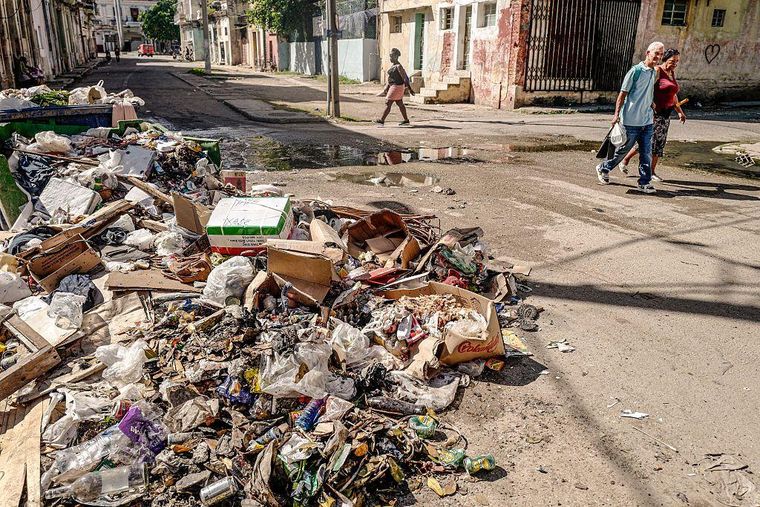 La basura se acumula en las calles de las ciudades y pueblos cubanos, debido a que no hay combustible para movilizar los camiones que la recogen.