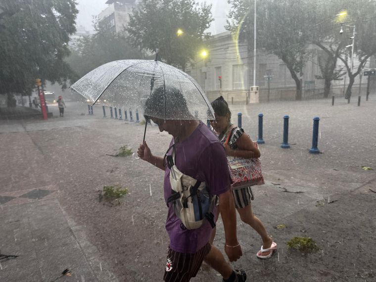 Continúa el alerta por las tormentas en Mendoza, tras las fuertes precipitaciones y granizo que impactaron este viernes por la tarde. Continúa el alerta por las tormentas en Mendoza, tras las fuertes precipitaciones y granizo que impactaron este viernes por la tarde.