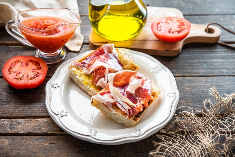La receta de tapas españolas con tomate y jamón ibérico se popularizó como aperitivo en bares y reuniones familiares en toda España. La receta de tapas españolas con tomate y jamón ibérico se popularizó como aperitivo en bares y reuniones familiares en toda España.