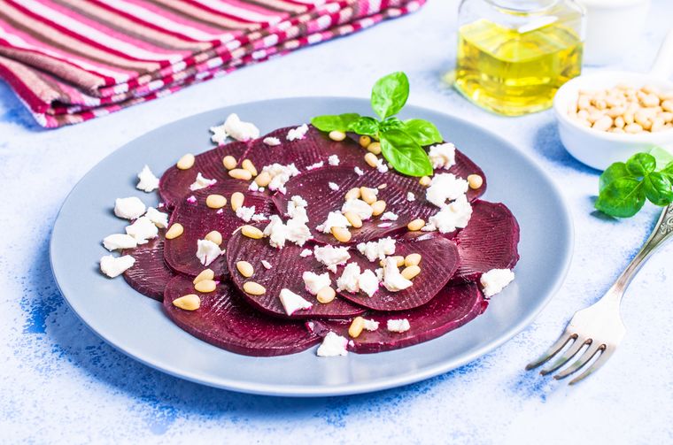 Receta de carpaccio de remolacha para sorprender en la mesa.