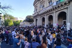 Cientos de personas se concentraron en el nosocomio en reclamo contra el inminente cierre Foto: X @Patriciodc