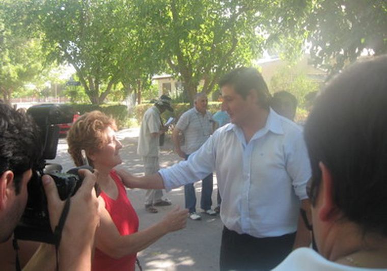 Salgado es recibido por familiares y amigos luego de conocer la noticia de su restitución a la intendencia.