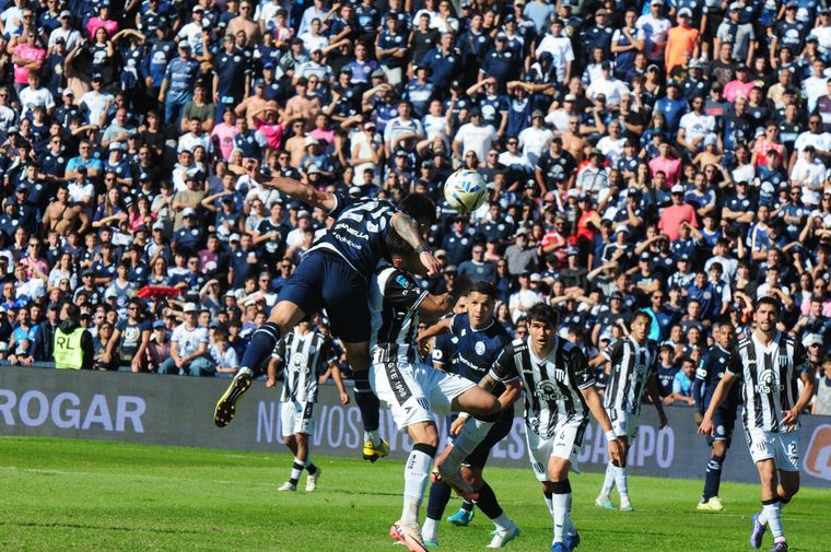 Con autoridad, Independiente le ganó a Gimnasia y se adueñó del superclásico. Con autoridad, Independiente le ganó a Gimnasia y se adueñó del superclásico.