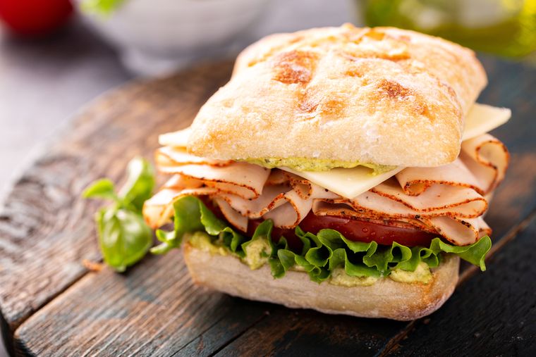 El pavo es una carne magra, baja en grasa y alta en proteínas, lo que convierte al sándwich de pavo en una opción ideal para dietas equilibradas. Si quieres una opción menos calórica haz esta receta. El pavo es una carne magra, baja en grasa y alta en proteínas, lo que convierte al sándwich de pavo en una opción ideal para dietas equilibradas. Si quieres una opción menos calórica haz esta receta.