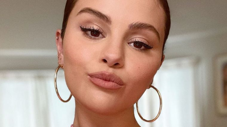 Selena Gomez estalla la red posando con un cavado traje de baño Selena Gomez protagonizó la serie Los Hechiceros de Waverly Place. Foto: @selenagomez