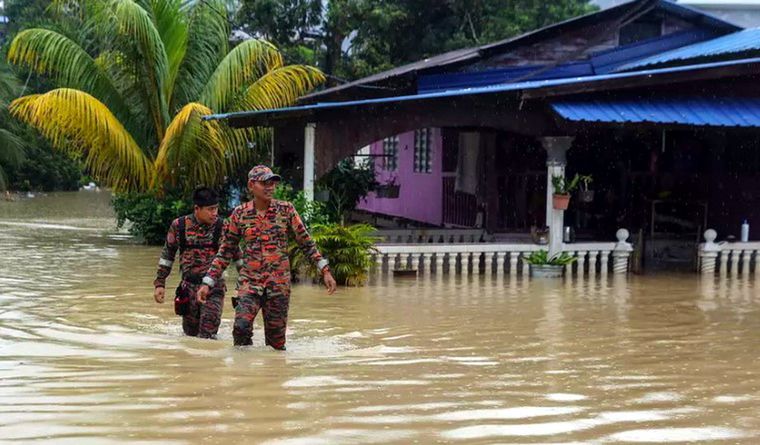 En Indonesia, hay inundaciones y deslizamientos de tierra tras las fuertes lluvias. Foto Efe