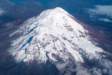 MDZol | Queda en Sudamérica y su cumbre está 2 mil metros más cerca del espacio que la cumbre del Everest. Se trata del volcán Chimborazo, de Ecuador. Foto: Wikipedia