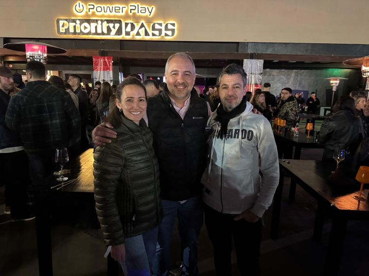 El intendente de Maipú, Matías Stevanato, junto a su esposa Gianina y Matías Michelli, productor de Electrorock Producciones. El intendente de Maipú, Matías Stevanato, junto a su esposa Gianina y Matías Michelli, productor de Electrorock Producciones.