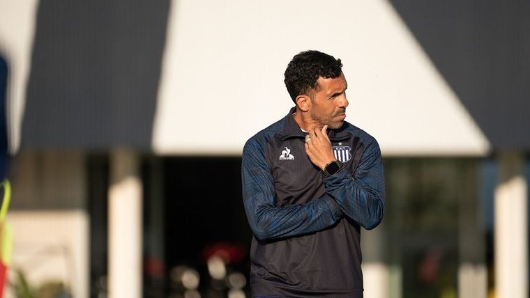 Carlos Tevez fue recibido entre aplausos y silbidos por parte del público de Independiente.