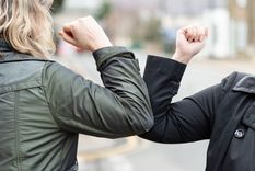 ni choque de codos ni punos: como hay que saludarse para protegerse del covid