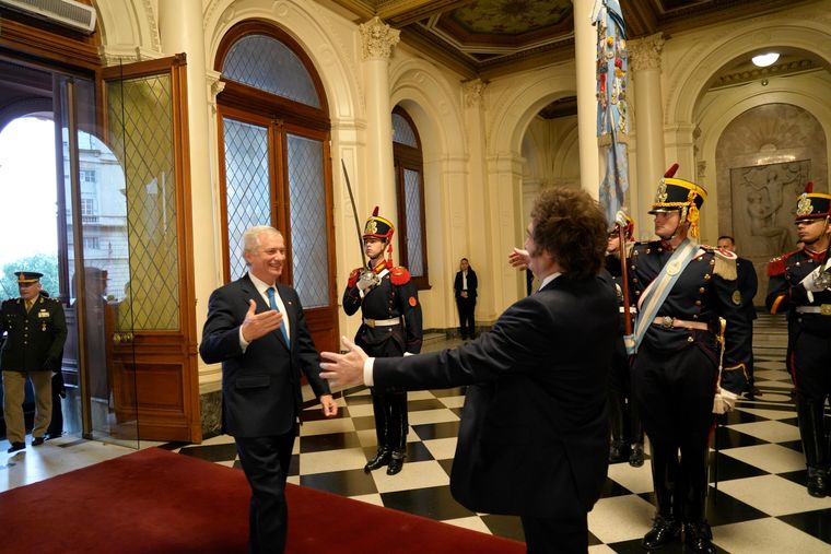 José Antonio Kast entrando a Casa Rosada y saludándose con Javier Milei