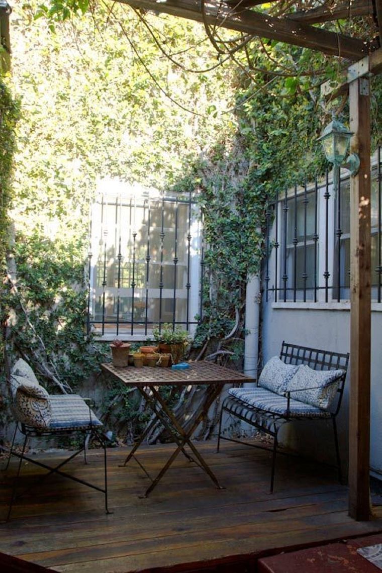 El patio interno, un refugio verde para el relax. Foto: Pinterest.