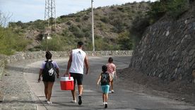 Largo y transitado acceso con su más que interesante pendiente, que se sentía como si se estuviera escalando un cerro. Largo y transitado acceso con su más que interesante pendiente, que se sentía como si se estuviera escalando un cerro.