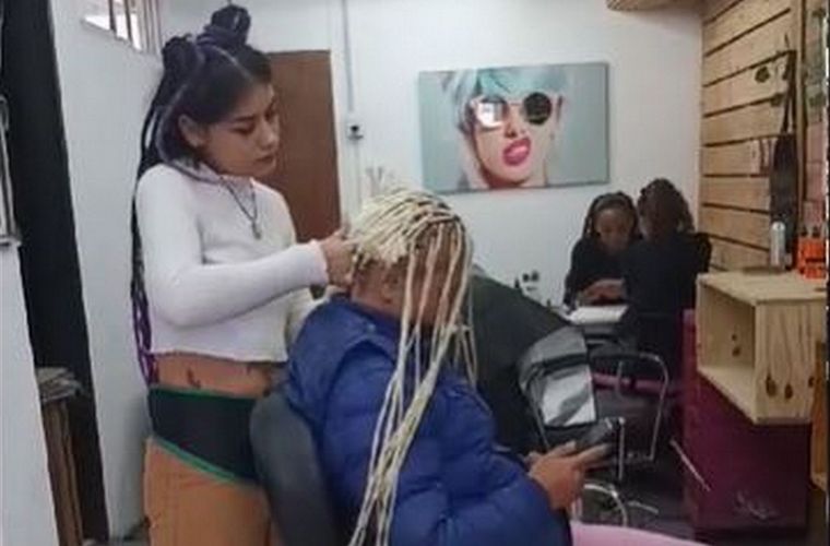 La clienta no tenía dinero para pagar las trenzas africanas que se hizo hacer y la peluquera se las terminó cortando. Ocurrió en Ezeiza Foto: Captura de video