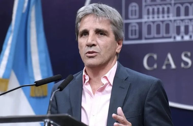 El ministro de Economía, Luis Caputo recomendó al sector optar por financiamiento en moneda estadounidense. &nbsp;