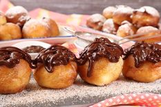Con estos buñuelos exquisitos de chocolate, ganarás los aplausos de tus invitados ¡créenos! Foto: YouTube