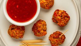Las albóndigas de pollo van genial con un aderezo picante o con criolla cocida. Foto: Unsplash