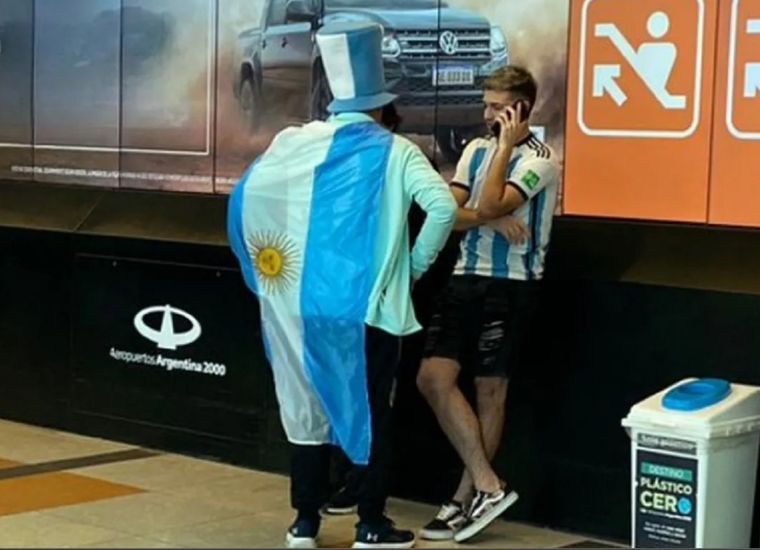 Bruno intentando resolver el inconveniente antes de que parta el vuelo Foto: TN