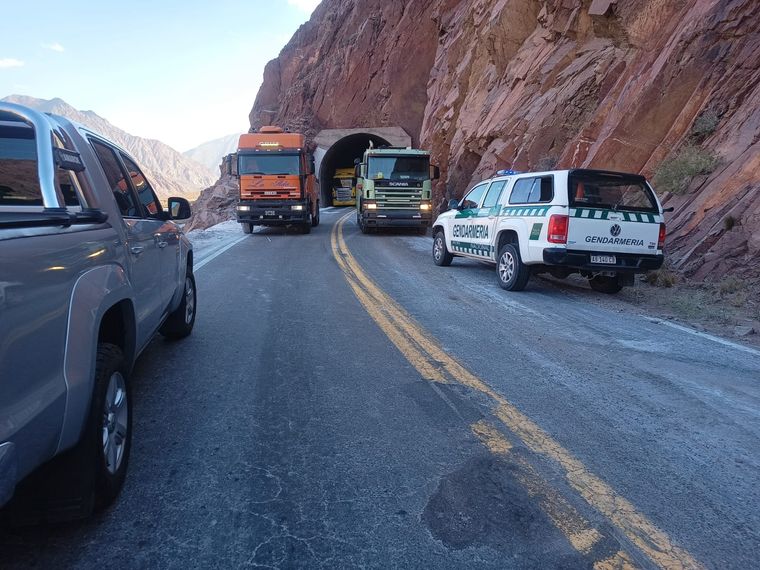 El operativo de rescate del camión en alta montaña. Foto: Gendarmería Nacional
