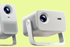 El nuevo proyector lanzado por Xiaomi incluye un práctico estabilizador ajustable de 150 grados.