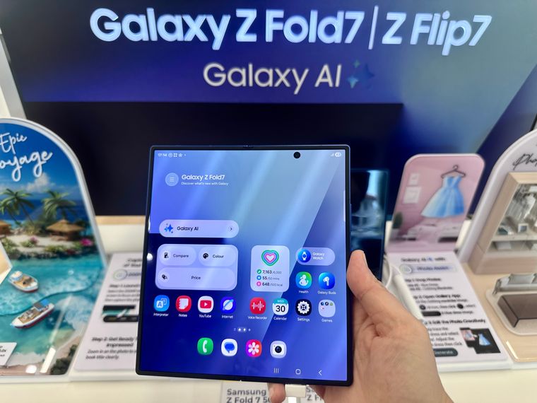 El Galaxy Z Fold7 mantiene un peso más ligero, pero cuenta con una pantalla interna un poco más pequeña. El Galaxy Z Fold7 mantiene un peso más ligero, pero cuenta con una pantalla interna un poco más pequeña.
