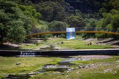 El río Quilpo atraviesa este pueblo serrano de Córdoba y marca el ritmo del verano.