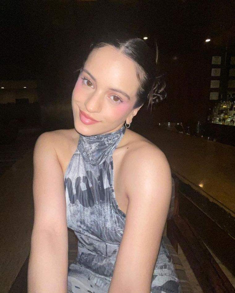 Medias ¿y tacones? Así es la nueva combinación que conquistó a Rosalía Foto: Instagram