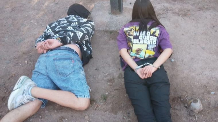 La pareja tras ser detenida en las cercanías del Parque General San Martín. 