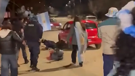 En medio de los festejos por el triunfo de la Selección, un joven atropelló a un Policía.