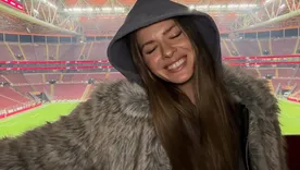 Mirá el look de tribuna de La China.