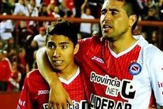 Luciano Cabral junto a Riquelme