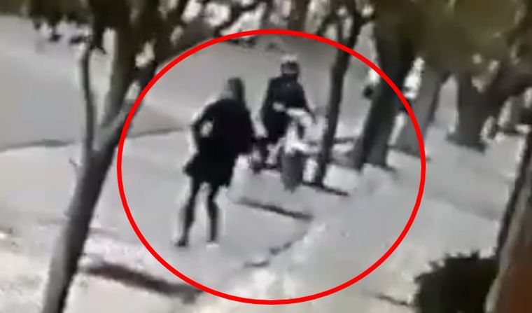 El motochorro detecta a su víctima y se prepara para atacar rápidamente