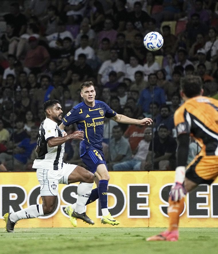 Kevin Zenón es seguido de cerca por un equipo de España. Foto: Prensa Boca Juniors