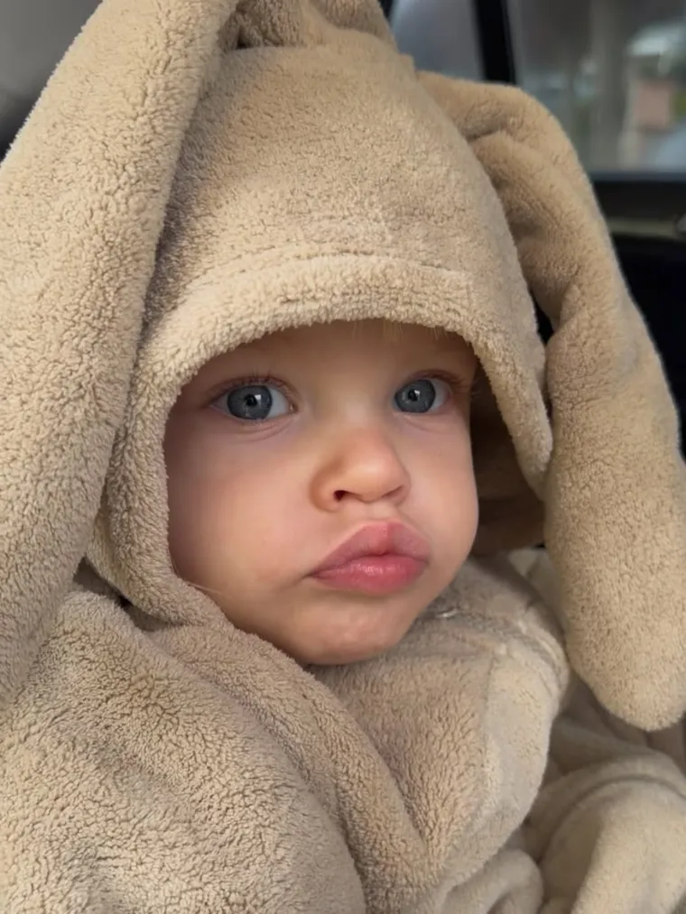 La hija de Marley estrenó su primer enterito de invierno con capucha y orejas. La hija de Marley estrenó su primer enterito de invierno con capucha y orejas.