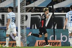 Rodrigo Insua festeja su gol de penal para el triunfo agónico de Barracas Central ante Racing. Rodrigo Insua festeja su gol de penal para el triunfo agónico de Barracas Central ante Racing.