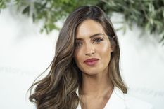 Sara Carbonero delira por los bolsos de lujo. Foto: Elle - https://hips.hearstapps.com/hmg-prod.s3.amazonaws.com/images/sara-carbonero-elle-2-1640765316.jpg