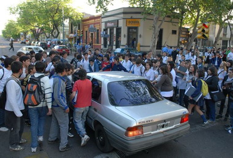 Los alumnos impidieron la circulación de vehículos. Foto: Pachy Reynoso / MDZ