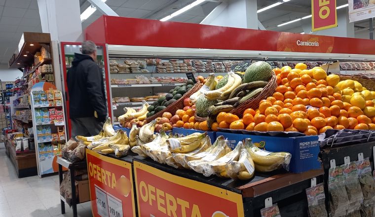 Los precios de la carne y las frutas lideraron las subas en la última semana, de acuerdo al relevamiento de la consultora LCG. Foto: Maximiliano Ríos/MDZ
