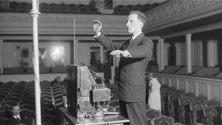 Leon Theremin mostró su invento en Estados Unidos a finales de la década de 1920: sus sueños de fortuna se vieron frustrados por la gran dificultad que muchas personas tenían para tocar el instrumento. Foto: GETTY IMAGES