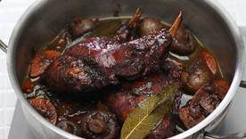 Aunque la receta es sencilla, su sabor profundo y aromático la ha convertido en un plato habitual en celebraciones y festividades españolas.