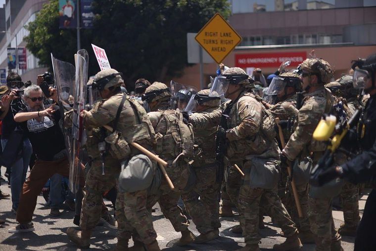 La tensión entre manifestantes y agentes de la ley escaló por momentos en el centro de Los Ángeles en la tarde del domingo.