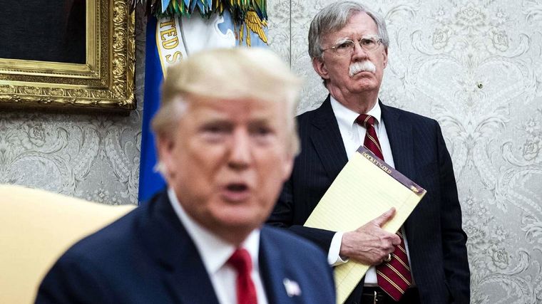En foco, John Bolton, parte de la mesa chica de Donald Trump. Foto: Twitter @jmkarg