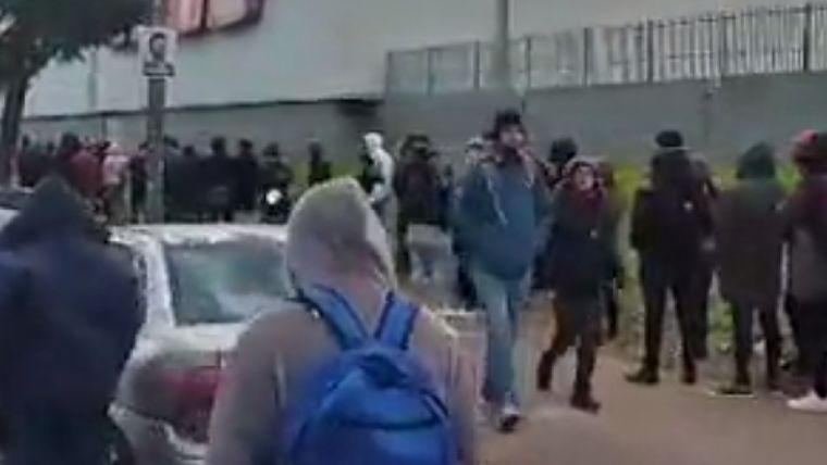 Más de seis cuadras de fila por un empleo en Rosario Foto: Captura de video