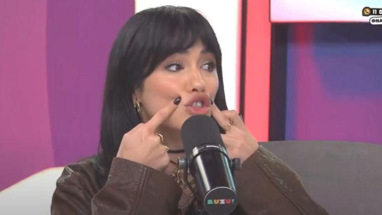 La artista aseguró que su rostro es natural y que solo usa tratamientos no invasivos para la piel. / Captura Youtube