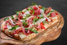 La mejor receta de pizza de jamón y rúcula para hacer en casa y compartir con famila y amigos. La mejor receta de pizza de jamón y rúcula para hacer en casa y compartir con famila y amigos.