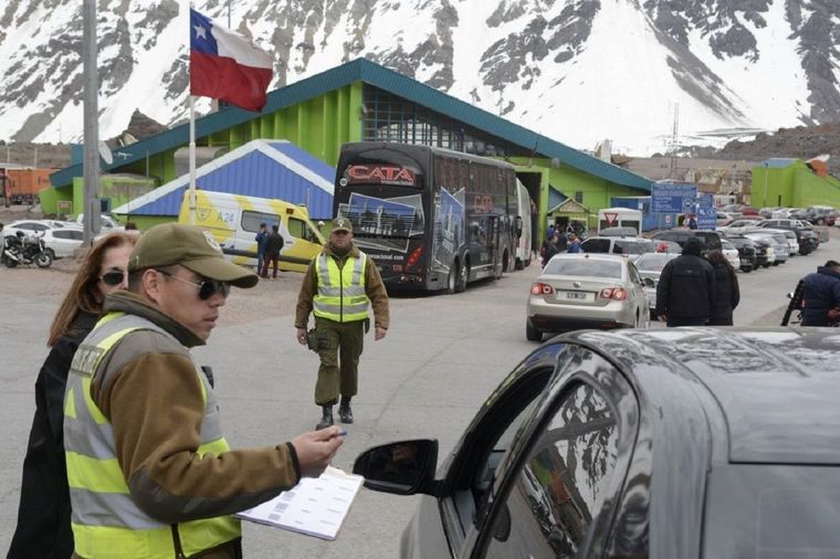El micro fue incautado en la Aduana de Chile, el chofer detenido y los pasjeros demorados por horas